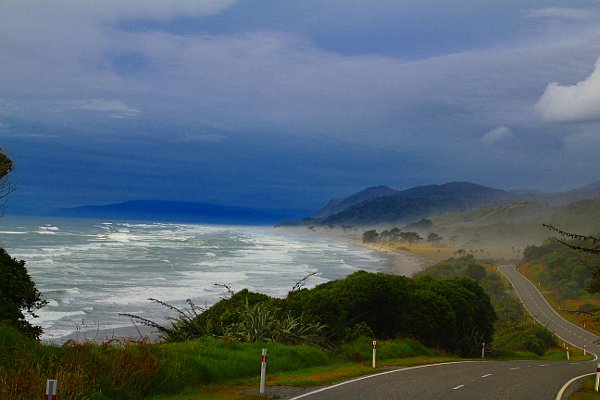 Eine Regenfront kündigt sich an und lässt die Wellen an der Westküste tosen.
